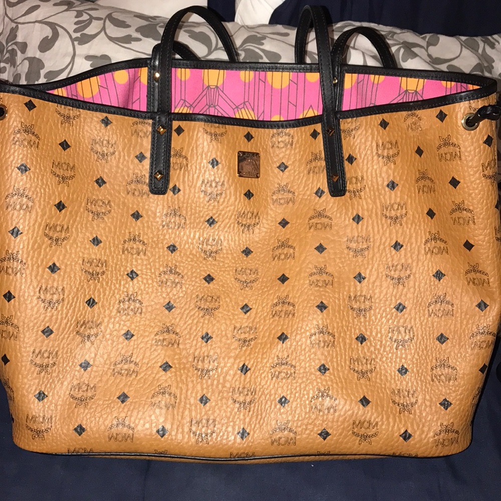 Worn less than 10 times,no discoloration,